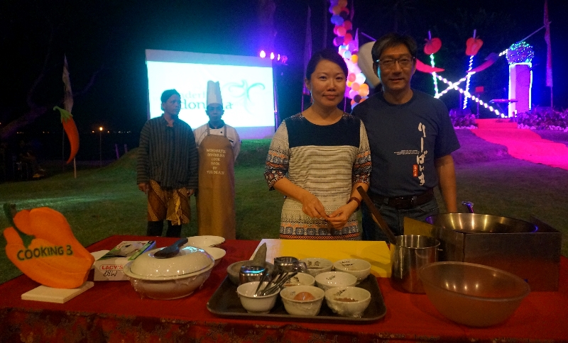 salah satu pasangan peserta lomba nasi goreng