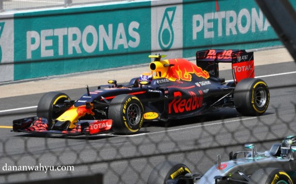 Redbull Tim bersiap melesat 