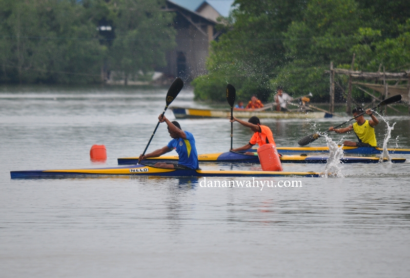 sengitnya pertandingan lomba kayak kelas pria 