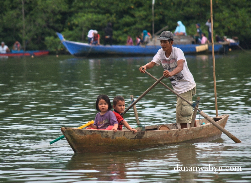 penontan dragon boat race di sungai Carang 