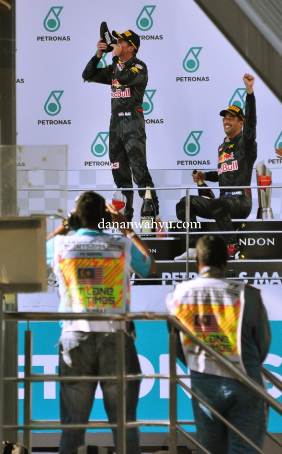 Tim Red Bull merayakan kemenangan dengan minum campign dari sepatu 