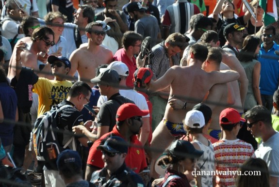 fans fanatik Australia berkancut ria merayakan kemenangan 