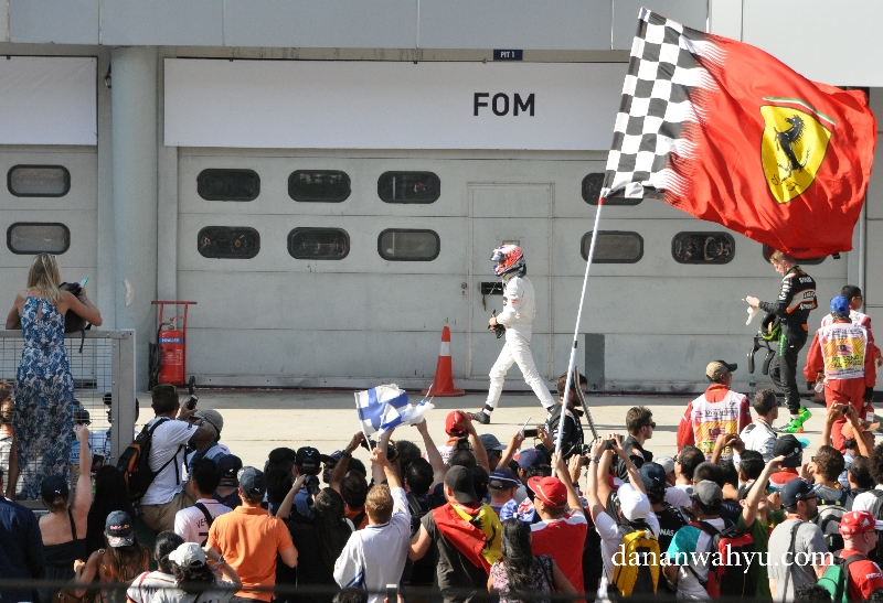 Usai racing penonton menghambur di depan podium 