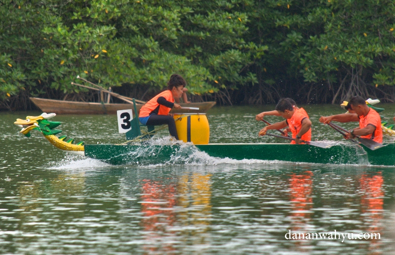 Bukan hanya pria yang mendominasi lomba perahu naga, wanita ikut turut serta bahkan menjadi pemimpin di atas kapal 