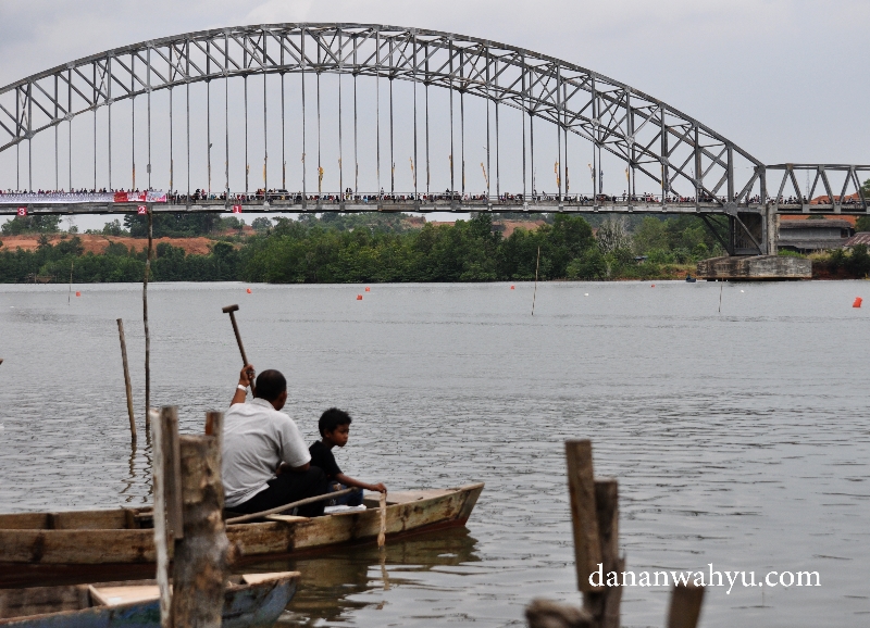 Penonton setia menanti di atas sampan menanti pertandingan berikutnya 