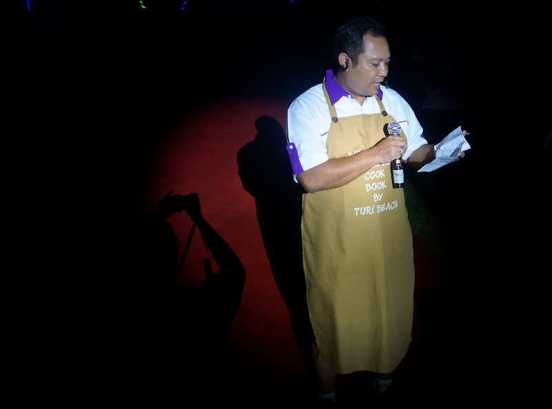 Endang Sumantri mengumumkan pemenang lomba