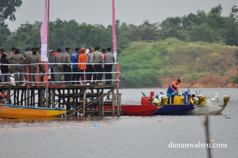 Para altet  bersiap menempati perahu naga