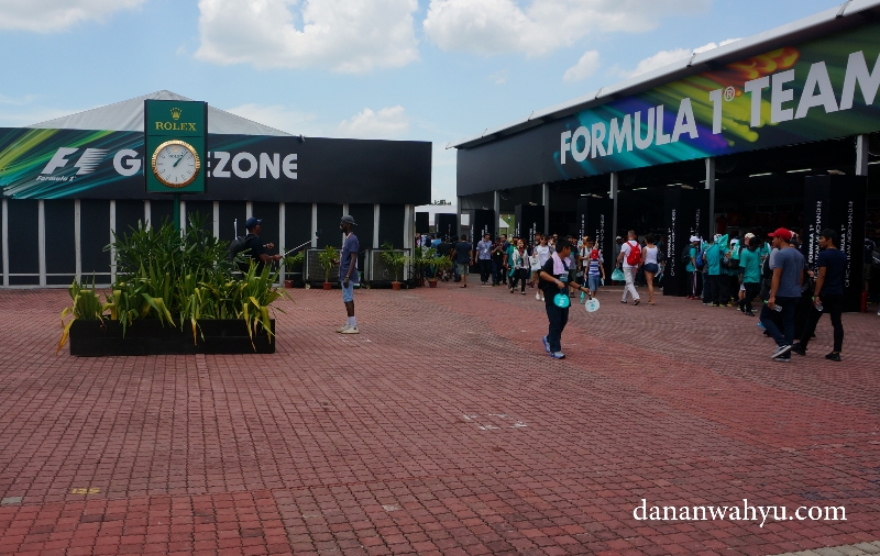 mau belanja oleh-oleh tema F1 silakan mampir ke stand di samping 