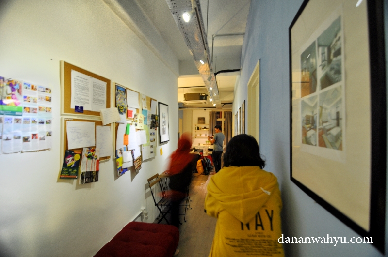 lorong panjang penghubung ruang resepsionis dan ruang multifungsi 