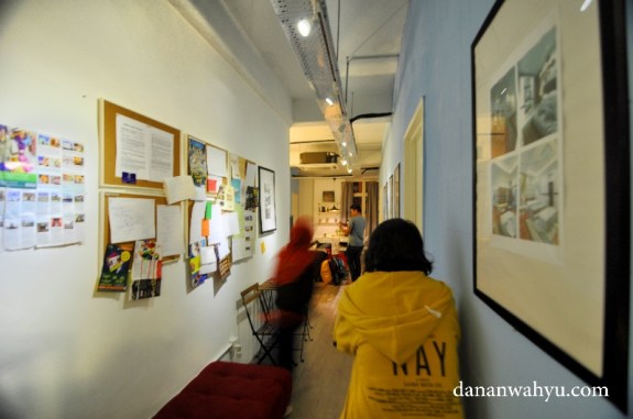 lorong panjang penghubung ruang resepsionis dan ruang multifungsi 