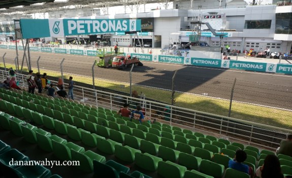 MGS Crystal , tribun di depan podium. Konon harga tiketnya RM 1429