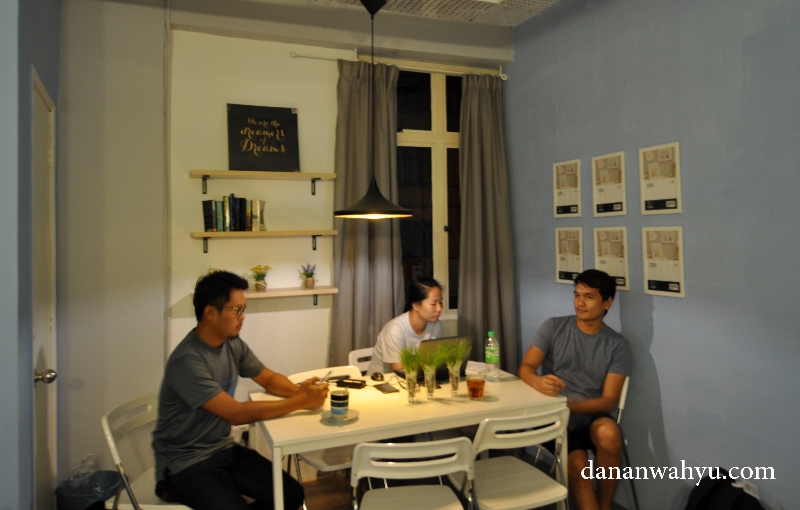 Sham , Emily dan Uang di meja makan 