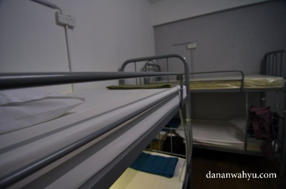 ranjang besi dua tingkat di mixdorm 