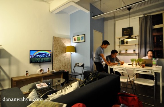 ruang makan menyatu dengan ruang bersantai 