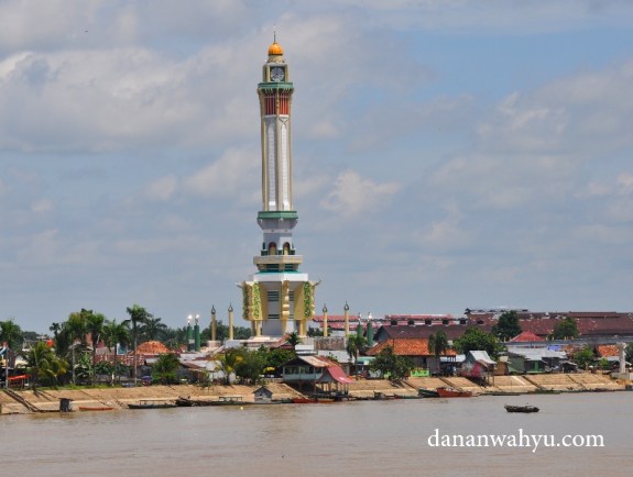 Bangunan menara Gentala Arasy terlihat menonjol 