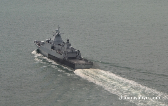 Meski tak terlihat agresif menjaga perbatasan. Kapal-kapal perang ini sering terlihat di perarian Batam-Singapura 
