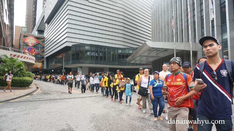 Ini tengah-tengah antrian lho. Ke belakang masih panjang ke depan masih panjang.
