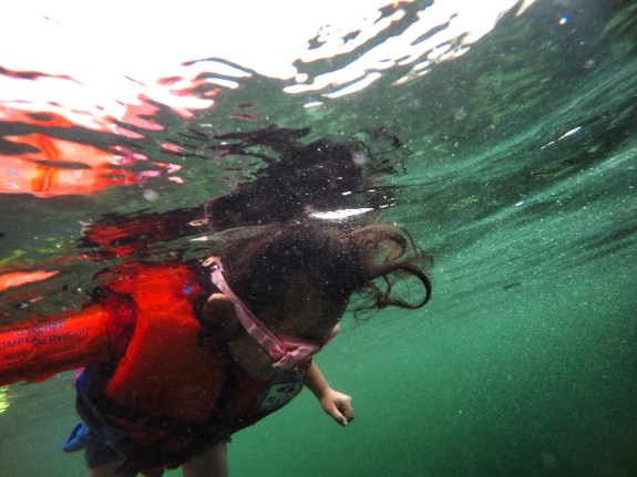 Lala ( 4 tahun ) asik bersnorkeling. Kamu yang sudah besar takut laut?