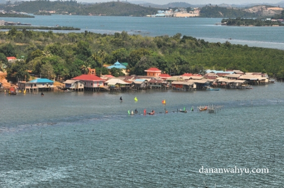 Lomba Perahu Jong di Tanjung Undap. Kapal warna-warni di sana sesungguhnya replika perahu berlayar. Warga Tanjung Undap sedang mengadakan lomba perahu Jong. 