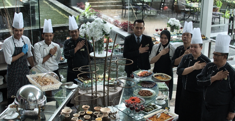 Chef dan koki yang memasak makanan lezat di Thistle Hotel 