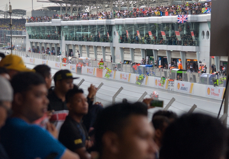 Ini lho suasana di belakang tribun. Aku terjebak di antara ketiak