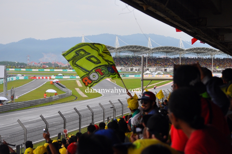 Bendera dukungan bagi Valentino Rossi 
