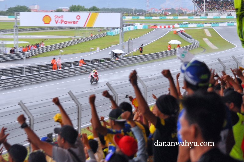 Marquez yang sempat terjatuh tetap bisa melanjutkan pertandingan 