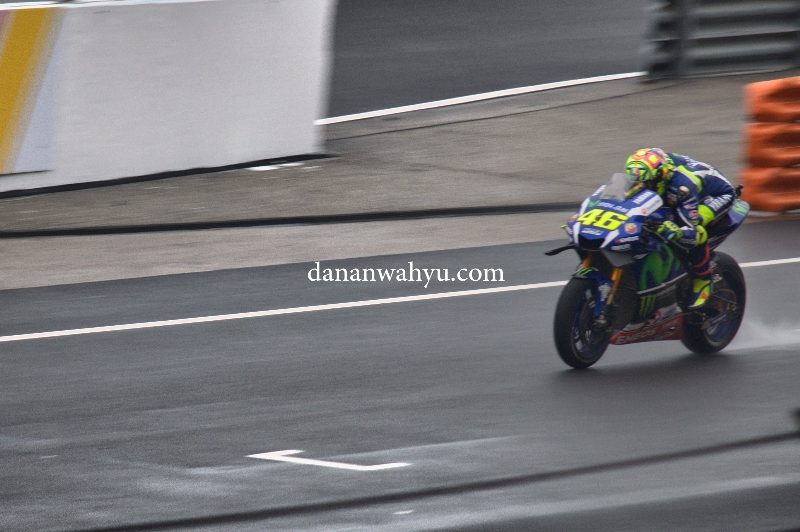 Valentino Rossi brada di posisi kedua lap terakhir 