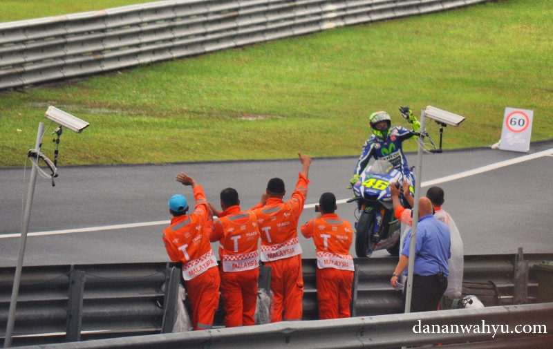 Rossi yang rendah hati menyapa penggemar :D