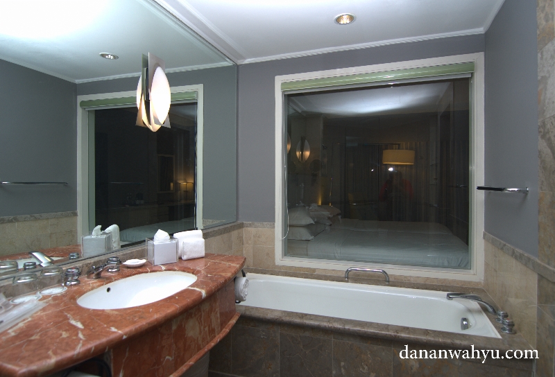 Jendela kamar mandi bebas melihat ke kamar tidur 