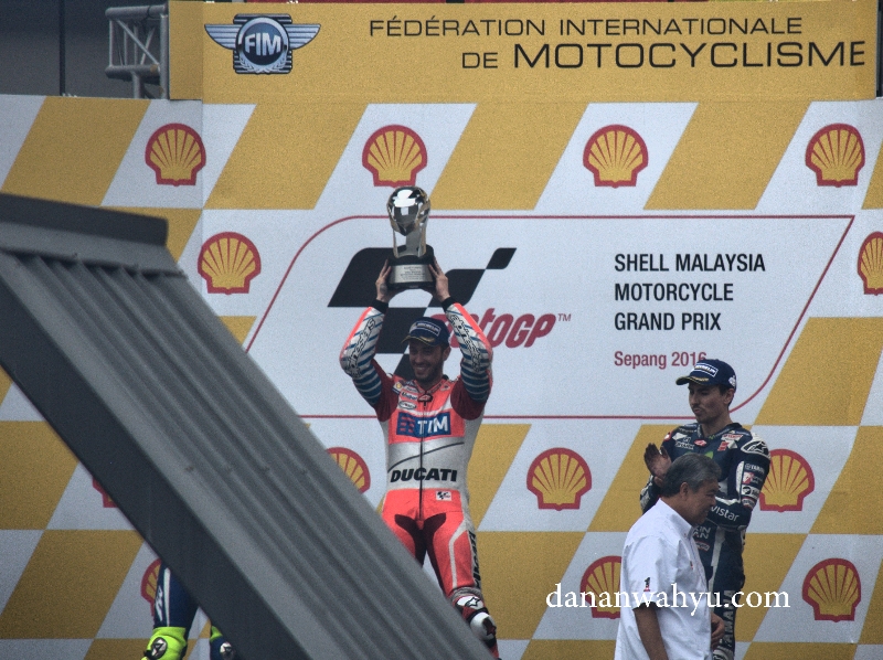 Andrea Dovizioso bersama tim Ducati memenangkan putaran di Sepang 