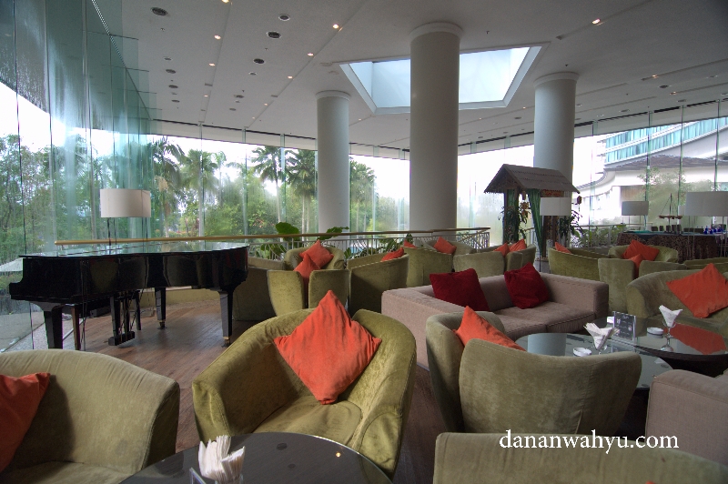 Steps Bar n Cafe hanya selangkah dari lobi 