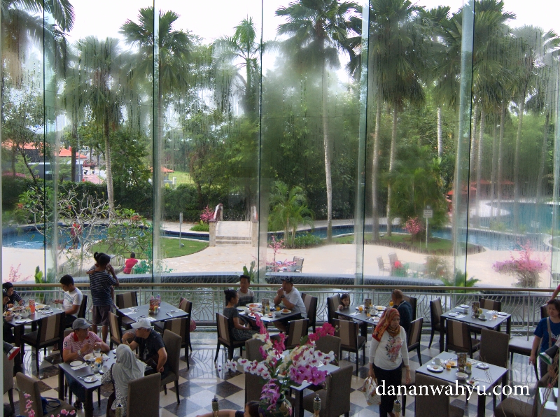 Dari Glass Resto pemandangan bebas ke luar kolam 