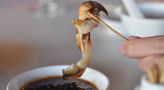 daging gonggong dinikmati bersama sambal 