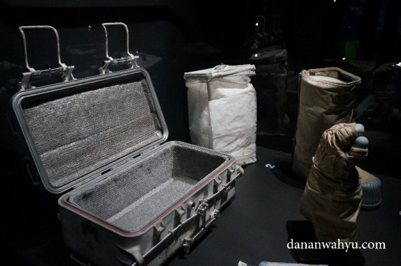 sarung tangan dan sepatu antariksawan 