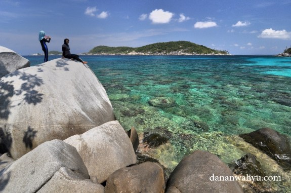 Itu yang di bawah terumbu karang lho , sangking jernihnya terlihat dari sini