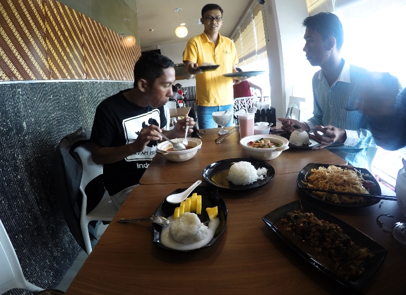 Pramusaji membawa makanan yang kami pesan :D 