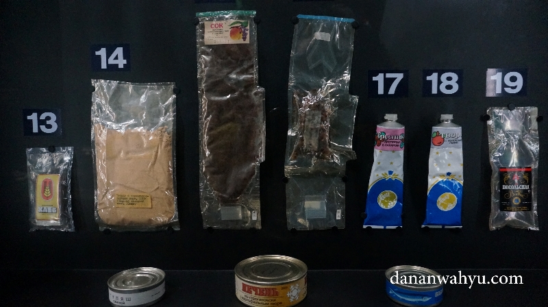 perlengkapan mandi dan makanan kering astronout 