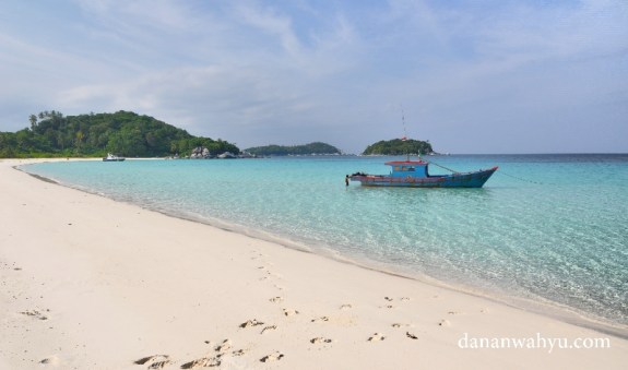 Kapal nelayan juga ikut berlabuh di sini