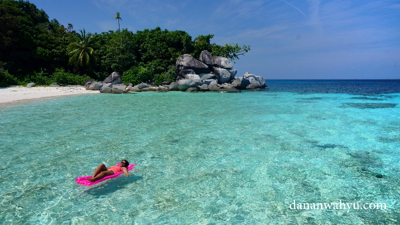 Ada yang tak sabar , langsung melompat ke laut dan berpose manja 