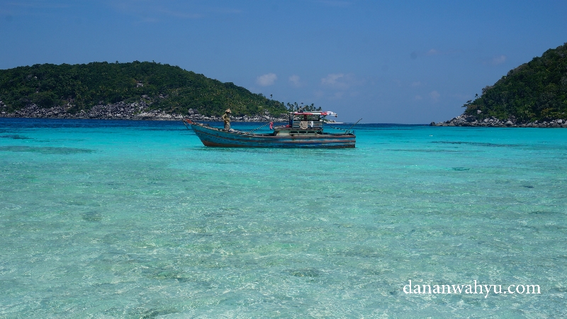 Karena ombak tak bersahabat kami harus kembali menyewa kapal kayu besar untuk sampai di Penjalin 