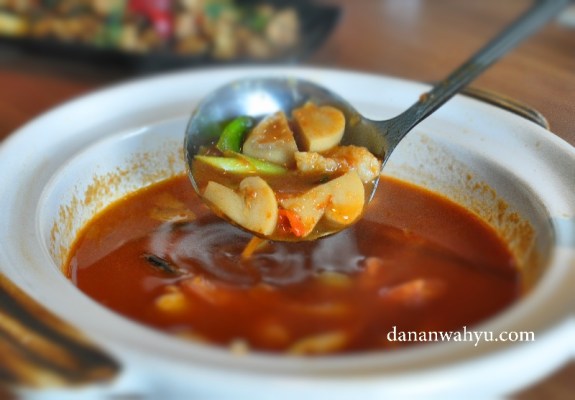 Tom Yam Po Taek dengan isian campur dan rasa asam pedas gear 