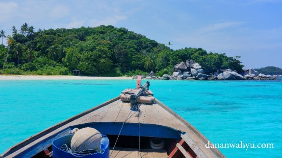 Biduk kayu kami memasuki perairan penjalin , rasanya tak sabar ingin bermain air berwarna kebiruan seperti ini