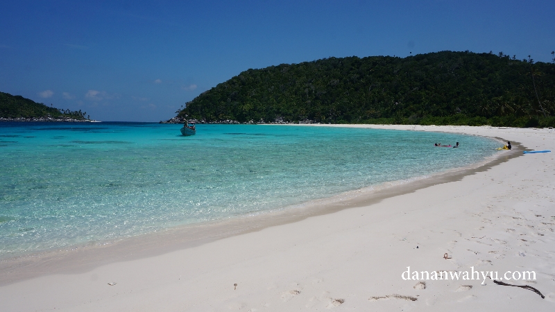 Pantai seluas ini hanya milik kita . Iya kita dan Tuhan saja :D. 