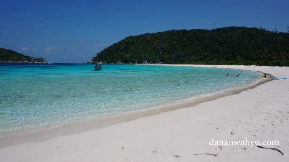 Pantai seluas ini hanya milik kita . Iya kita dan Tuhan saja :D.