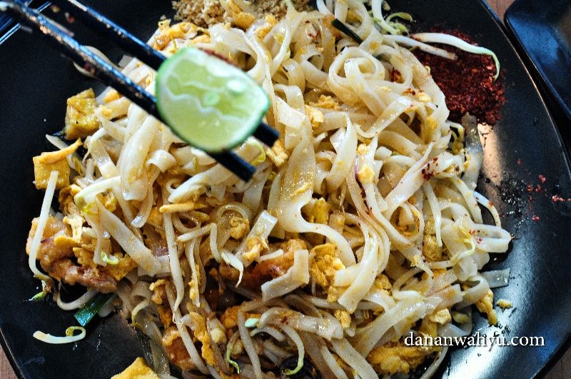 Pad Thai , mie khas Thailand alkuturasi beragam budaya 