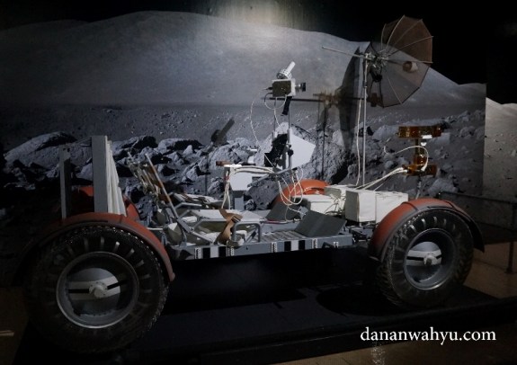 kendaraan bulan bentuk inovasi manusia agar dapat bertahan di ruang angkasa 