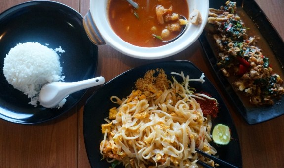 Hanya sebagian kecil makanan Thailand yang kami pesan 