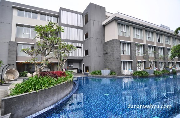 Kolam renang berair hangat pas untuk kota Bandung berhawa dingin 