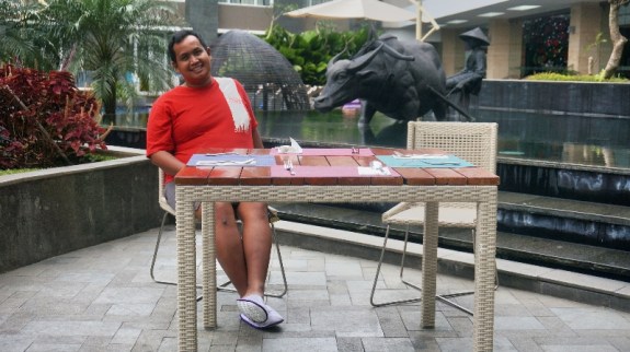 Kalau mau sarapan di luar ruangan bisa saja :D 